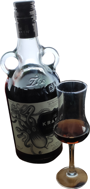 The KRAKEN Rum im Verkostungsglas mit der Flasche dahinter